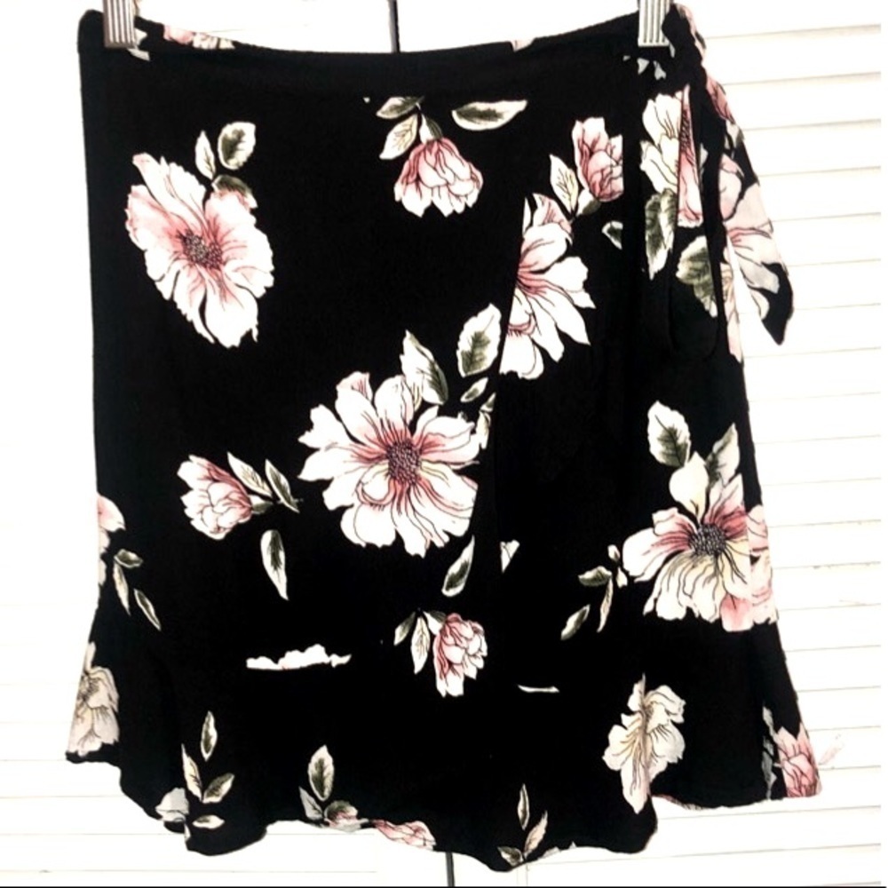 Band of gypsies Ruffle Mini Skirt Floral Black Small - Picture 1 of 7